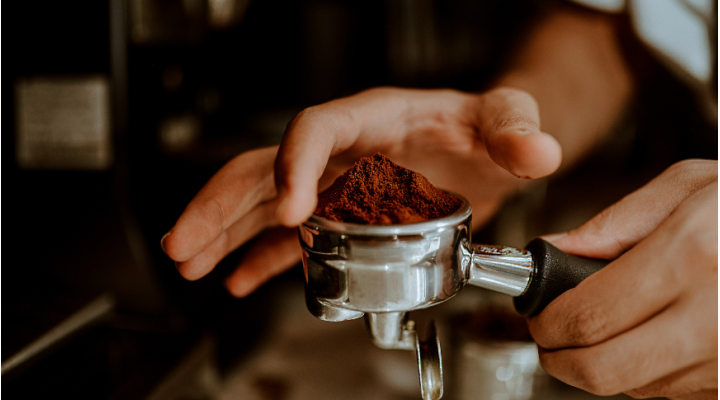 Bere caffè a stomaco vuoto fa male? Cosa succede al corpo, benefici e limiti