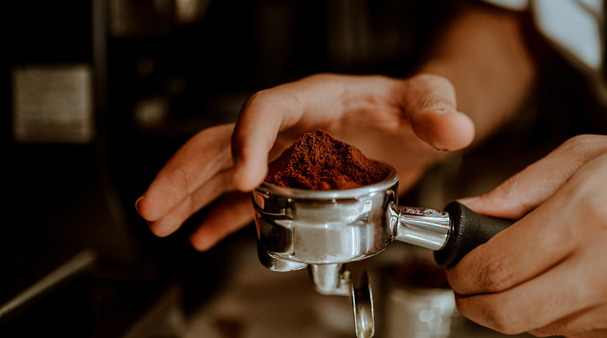 Bere caffè a stomaco vuoto fa male? Cosa succede al corpo, benefici e limiti Bere caffè a stomaco vuoto fa male? Cosa succede al corpo, benefici e limiti