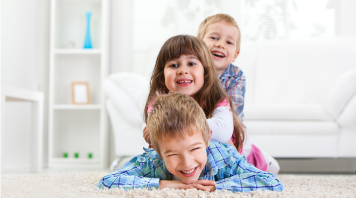 Bocca, mani, piedi: che cos'è questa malattia infettiva virale trasmessa tra i bambini?